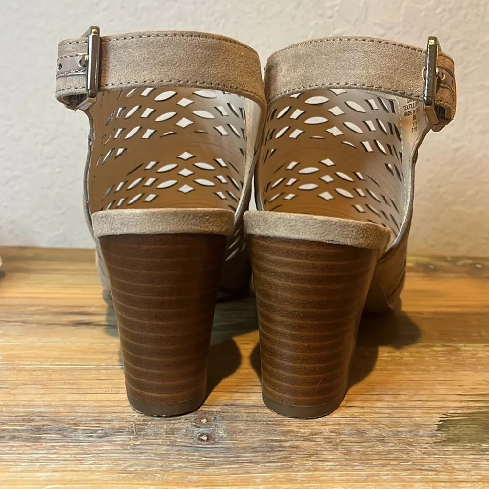 Unisa "Unperle" perforated chunky heel cage sandal size 8 Like New - Picture 5 of 8